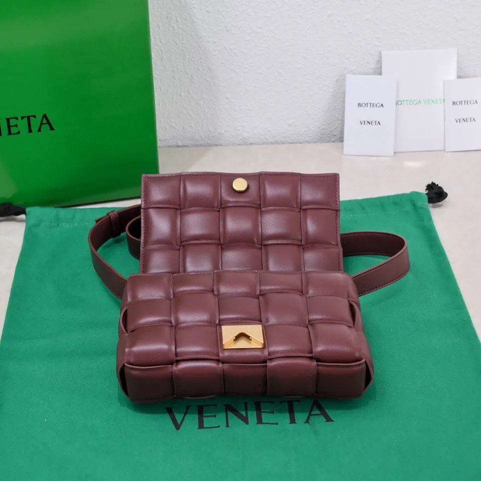 Batch 1560, ready for sale~mini BV’s one of the most popular Padded bags is now available in mini version. The shape and structure are the same as the large size. A smaller version of the large size😍‼ ️ If you think this large size is a bit big, and you are a small bag lover, you might as well consider this one☺️☺No matter the season, it is super versatile. Style number: 6677# Size: 20*7*12.5cm